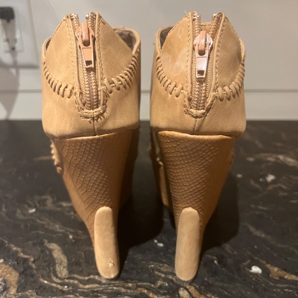 Unique wedge heels - Picture 3 of 5